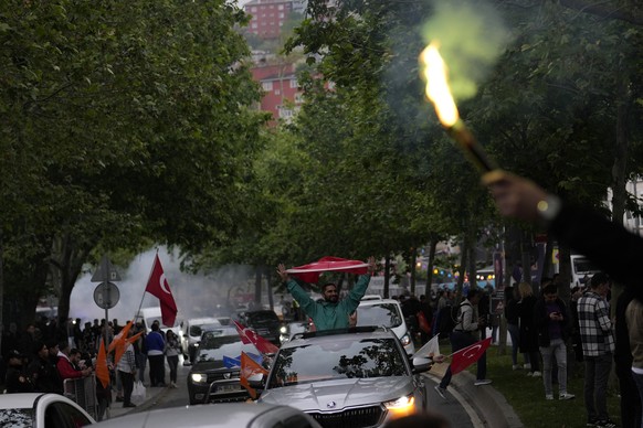 Supporters of the President Recep Tayyip Erdogan celebrate outside AK Party offices in Istanbul, Turkey, Sunday, May 28, 2023. Erdogan takes lead in unofficial count in Turkey&#039;s presidential runo ...