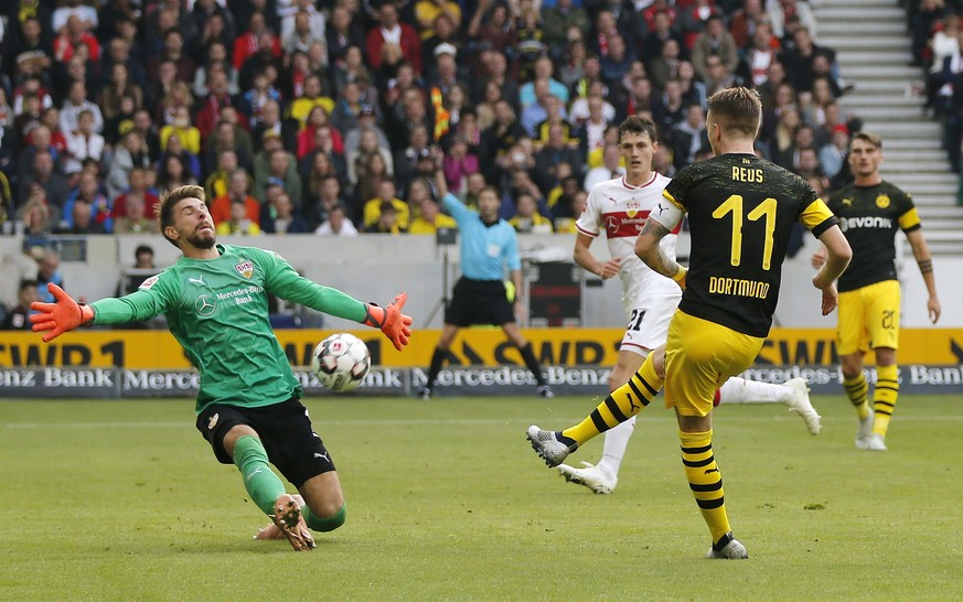 epa07107244 Stuttgart&#039;s goalkeeper Ron-Robert Zieler (L) in action against Dortmund&#039;s Marco Reus (R) during the German Bundesliga soccer match between VfB Stuttgart and Borussia Dortmund in  ...