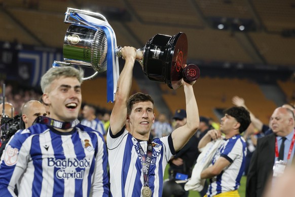 epaselect epa12899271 Real Sociedad players celebrate with the trophy after the Spanish King's Cup final between Real Sociedad and Atletico Madrid at La Cartuja stadium in Seville, Spain, 18 Apri ...
