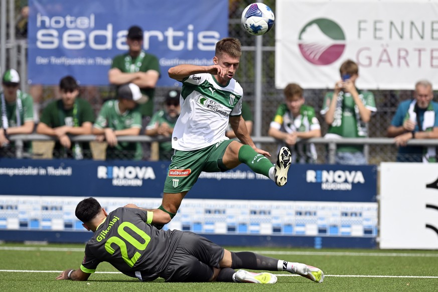 Der St. Galler Christian Witzig, rechts, gegen Thalwils Leon Gjikollaj, links, in der ersten Runde im Schweizer Cup Fussballspiel zwischen dem FC Thalwil und dem FC St. Gallen auf dem Fussballplatz Br ...