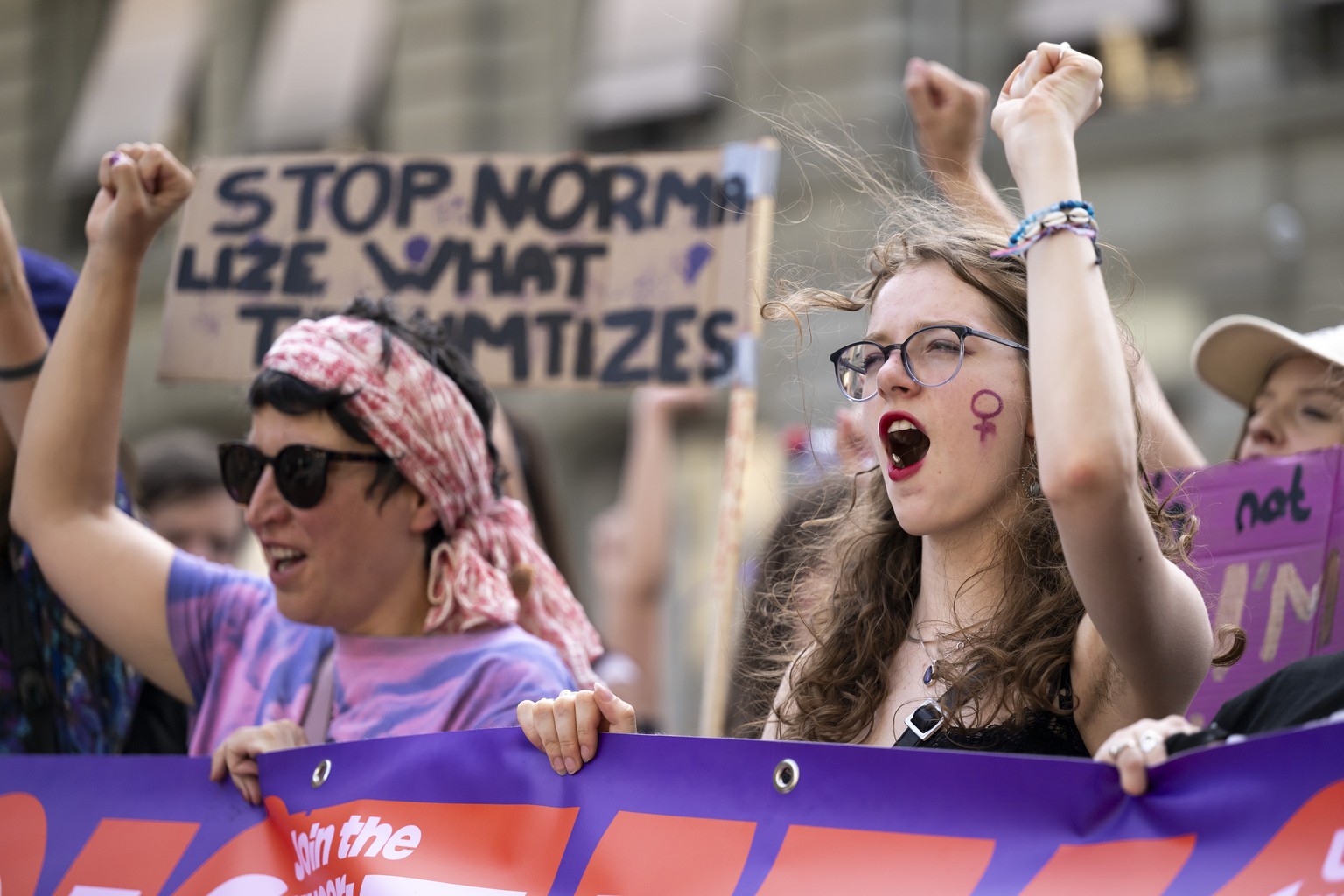 Personen protestieren anlaesslich der Kundgebung des Feministischen Streiks 2025 unter dem Motto "United in Resistance - Vereint im Widerstand", am Samstag, 14. Juni 2025 in Bern. (KEYSTONE/ ...