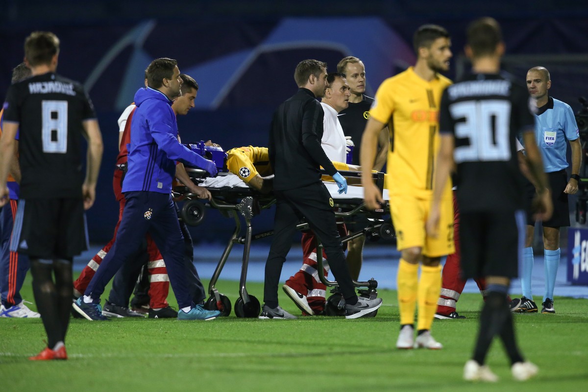 epa06979561 YB's Miralem Sulejmani is carried away on a stretcher during the UEFA Champions League 2nd leg playoff match between Dinamo Zagreb and BSC Young Boys (YB), in Zagreb, Croatia, 28 Augu ...