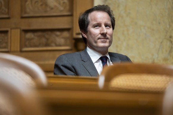 Thomas Aeschi, SVP-ZG, sitzt zwischen leeren Sitzen in der Sondersession des Nationalrats, am Dienstag, 16. April 2024, im Nationalrat in Bern. Thomas Aeschi verlangte in einem Ordnungsantrag die Zaeh ...