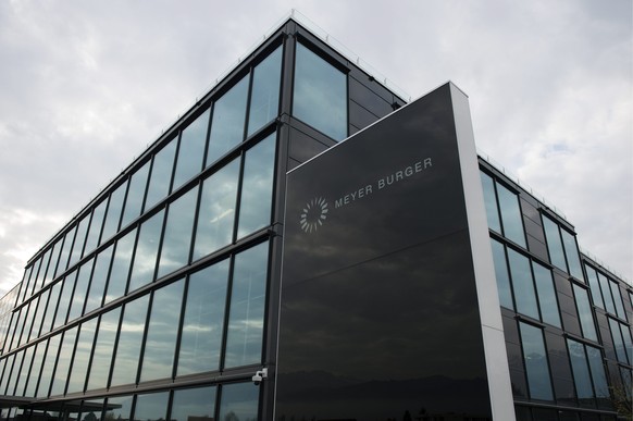 ZUR BILANZMEDIENKONFERENZ DER MEYER BURGER AG, AM DONNERSTAG, 26. MAERZ 2015, STELLEN WIR IHNEN FOLGENDES ARCHIVBILD ZUR VERFUEGUNG - Sicht auf das Logo und neue Produktionsgebaeude der Firma Meyer Bu ...