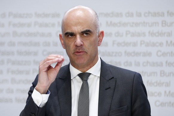 Bundesrat Alain Berset spricht waehrend einer Medienkonferenz des Bundesrates zur aktuellen Lage im Zusammenhang mit dem Coronavirus, am Dienstag, 8. Dezember 2020, in Bern. (KEYSTONE/Peter Klaunzer)