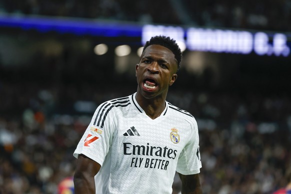 epa11685639 Real Madrid&#039;s Vinicius Junior talks during the Spanish LaLiga soccer match between Real Madrid and FC Barcelona, in Madrid, Spain, 26 October 2024. EPA/JUANJO MARTIN