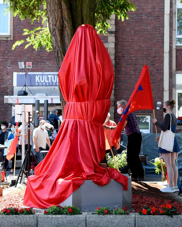 20.06.2020, Nordrhein-Westfalen, Gelsenkirchen: Ein rotes Tuch liegt �ber der 2,15 Meter hohen Lenin-Statue. Die Figur des russischen Revolutionsf�hrers Wladimir Iljitsch Lenin (1870-1924) steht ab so ...