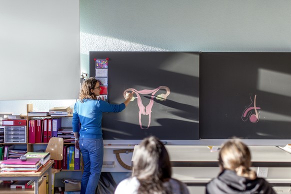 Eine Lehrerin beim Sexualkundeunterricht.