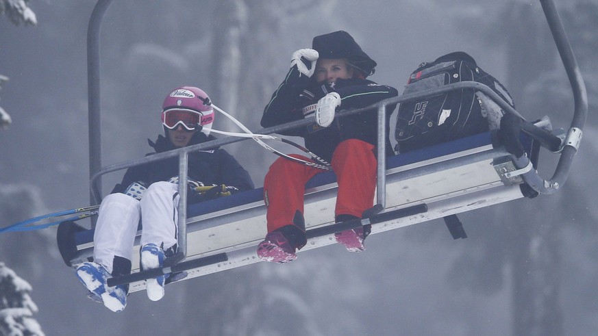 Zu kalt, um ohne Handschuhe das Smartphone zu bedienen: Lara Gut (rechts) und Nadia Fanchini beim Weltcup im bulgarischen Bansko.