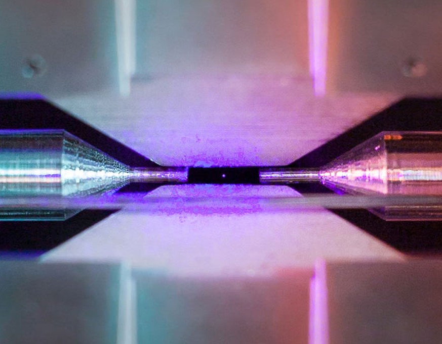 Jep, das ist ein Foto eines einzelnen Atoms. Es ist Zeit für geilen Science Porn!