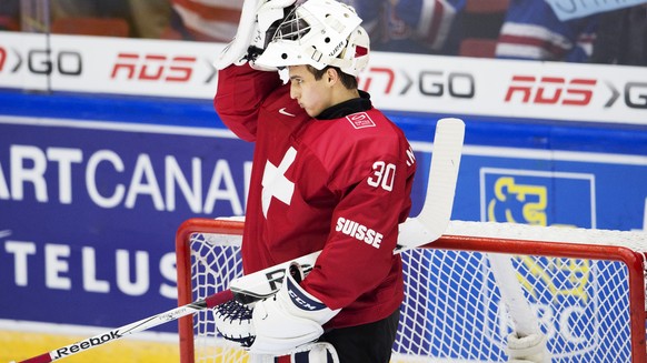 30.12.2015; Helsinki; Eishockey U20 WM - USA - Schweiz; 
Torhueter Joren van Pottelberghe (SUI) enttaeuscht mit USA Fans 
(Joel Marklund/Bildbyran/freshfocus)