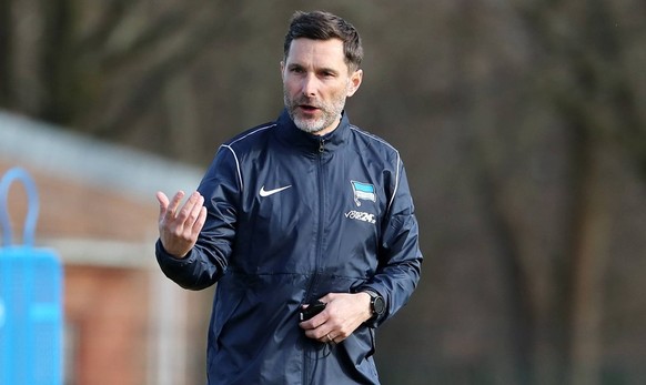 Trainer Stefan Leitl gibt Anweisungen / Aktion / Oberk