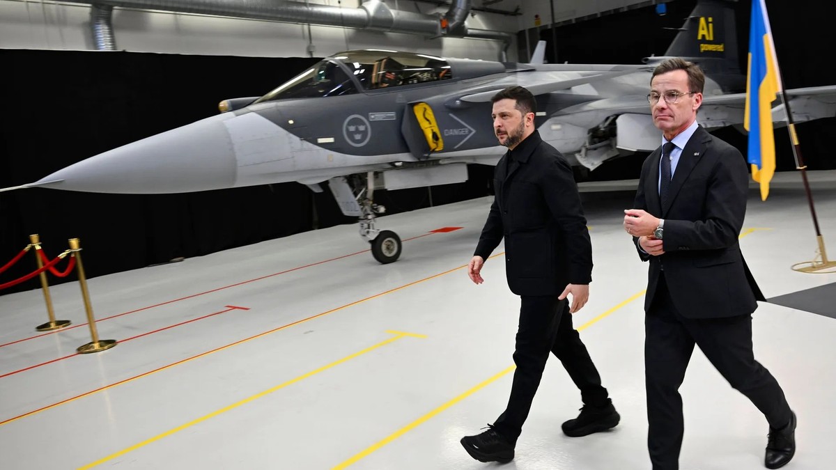 Le président ukrainien Zelensky avec le chef du gouvernement suédois Ulf Kristersson devant un avion de combat Gripen: Kiev souhaite en acquérir 150 exemplaires auprès de la Suède.