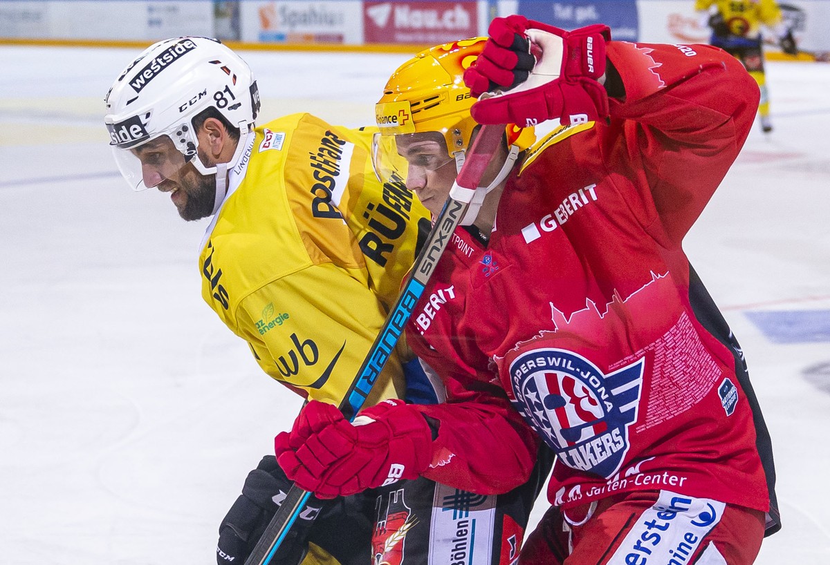 SC Bern Stuermer Thomas Ruefenacht, links, gegen SC Rapperswil-Jona Lakers Verteidiger Dominik Egli waehrend dem Eishockey-Meisterschaftsspiel der National League zwischen den SC Rapperswil-Jona Laker ...