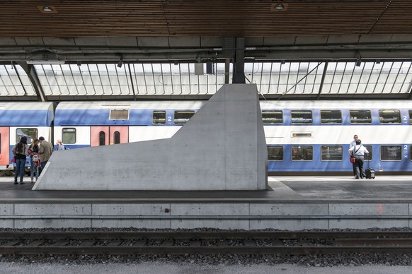 ZUR MK DER SBB ZUM FAHRPLANWECHSEL 2015 STELLEN WIR IHNEN AM DIENSTAG, 26. MAI 2015, FOLGENDES ARCHIVBILD ZUR VERGFUEGUNG - Entrance to Loewenstrasse train station in Zurich Main Station, Switzerland, ...