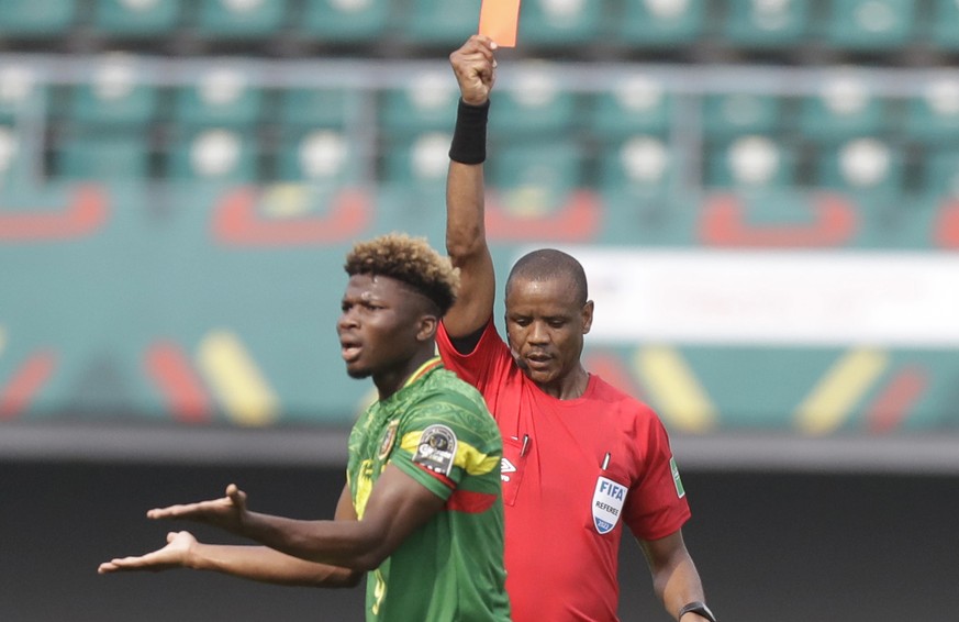 Referee Janny Sikazwe of Zambia, right, shows Mali&#039;s El Bilal Toure a red card during the African Cup of Nations 2022 group F soccer match between Tunisia and Mali at the Limbe Omnisport Stadium  ...