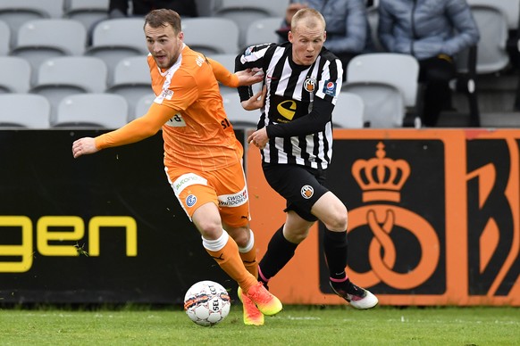 Reykjaviks Morten Beck, rechts, im Duell mit Zuerichs Runar Sigurjonsson, im Fussballspiel der 2. UEFA Europa League Qualifikationsrunde zwischen KR Reykjavik und den Zuercher Grasshoppers, am Donners ...