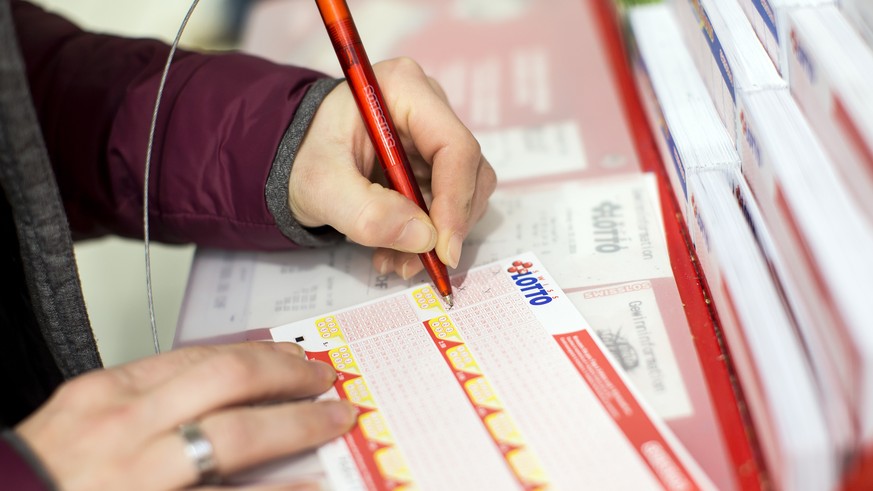 Ein Lottoschein wird ausgefuellt im Emmen Center am Samstag, 3. Dezember 2016, in Emmenbruecke. Im Schweizer Zahlenlotto winkt dem Gluecklichen mit den sechs richtigen Zahlen plus einer Glueckszahl he ...