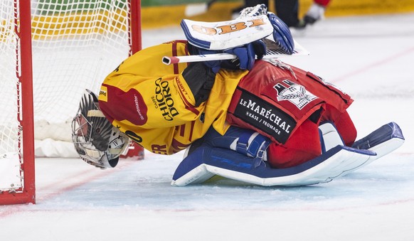 Langnaus Torhueter Robert Mayer macht waehrend einer Spielpause Stretching, beim Eishockey Meisterschaftsspiel der National League zwischen dem EHC Biel und SCL Tigers, am Samstag, 25. September 2021  ...