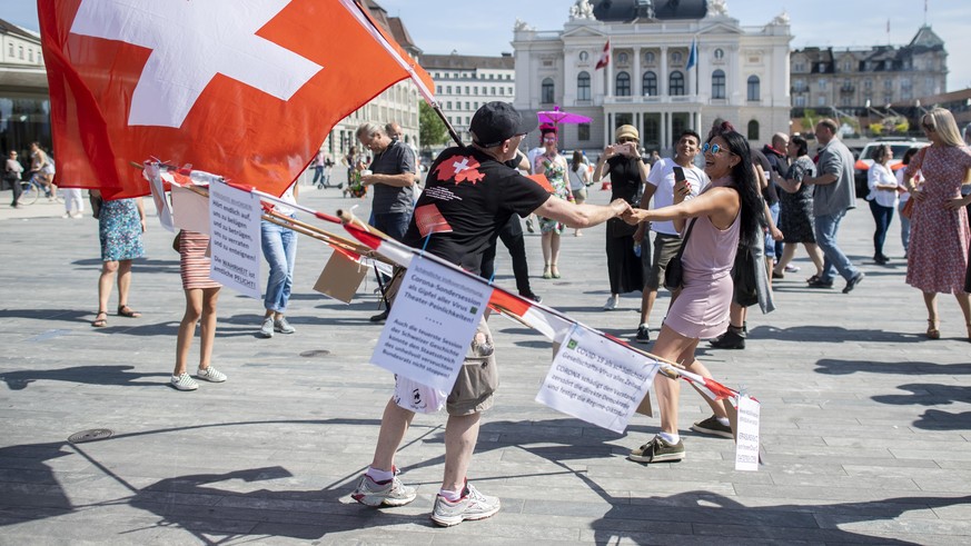 Auch auf dem Sechselaeutenplatz in Zuerich haben sich am Samstag, 9. Mai 2020 ueber hundert Menschen versammelt und gegen den Corona-Lockdown demonstriert, ein Demonstrant traegt einen selbstgemachten ...