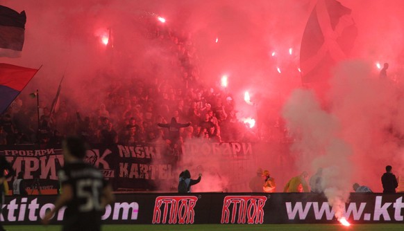 10.06.2020 BelgradeSerbia FK Partizan-FK Crvena ZvezdaRed Star semi final national cup/kup Srbije men s football Partizan fans with torches during match : PUBLICATIONxNOTxINxSER