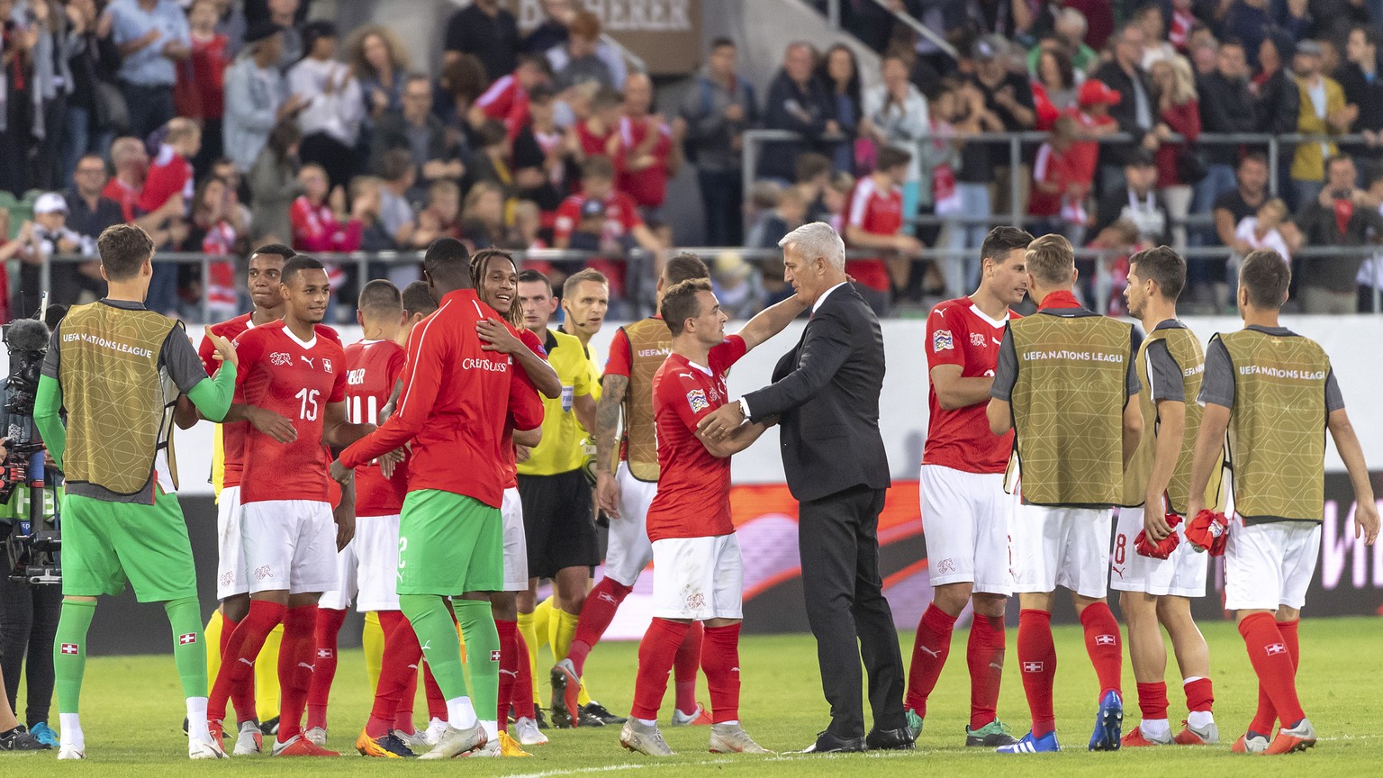Switzerland&#039;s head coach Vladimir Petkovic, center, cheers with his team after the UEFA Nations League group 2 match between Switzerland and Iceland in the Kybunpark stadium in St. Gallen, Switze ...