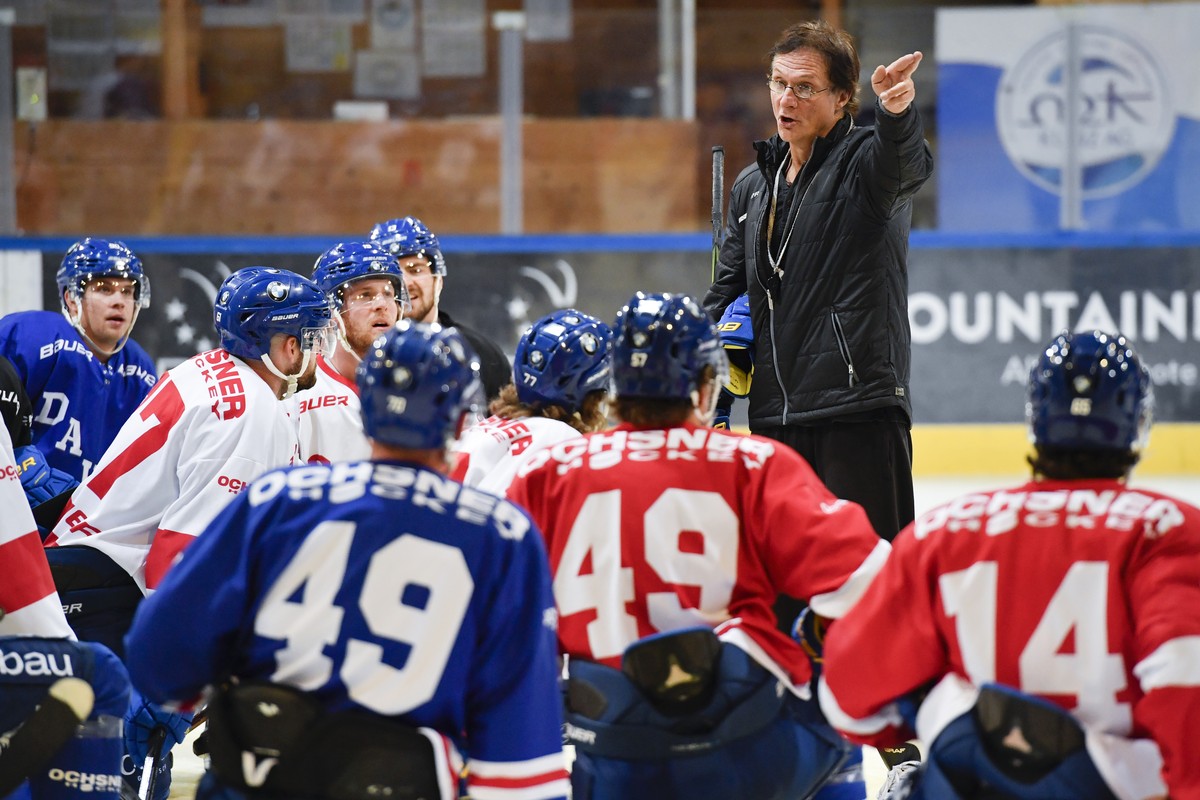 Trainer Arno Del Curto gibt Anweisungen, aufgenommen im Training des HC Davos, am Montag, 17. September 2018, in Davos. (KEYSTONE/Gian Ehrenzeller)