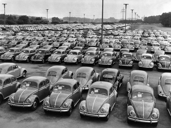 ARCHIVE --- VOR 80 JAHREN AM 28. MAI 1937 WURDE DER HEUTIGE AUTOKONZERN VW GEGRUENDET. DAS ERSTE PRODUKT SOLLTE DER VON ADOLF HITLER GEFORDERTE UND IN WOLFSBURG HERGESTELLTE VOLKSWAGEN SEIN. ALS VW KA ...