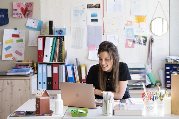 Svenja Kiechler, Lehrerin der Unterstufe im Schulzentrum Schlossmatt in Muensingen, unterrichtet ihre Schueler im Fernstudium waehrend einer Videokonferenz mit dem Laptop, am Mittwoch, 22. April 2020  ...