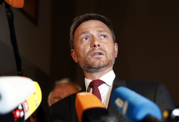 epa06339529 Christian Lindner, leader of the FDP, during his press statement outside the Representative Office of the State Baden-Wuerttemberg after the failed exploratory talks in Berlin, Germany, 19 ...