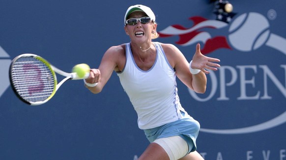 epa01104126 Anastasia Rodionova of Russia hits a forehand return to Nadia Petrova of Russia during their second round match on the fourth day of the 2007 US Open tennis tournament in Flushing Meadows, ...