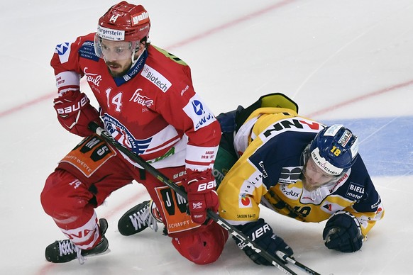 Der Lakers Corsin Casutt, links, gegen den Langenthaler Marc Kaempf, links, im vierten Eishockey Playoff-Finalspiel der National League B zwischen den SC Rapperswil-Jona Lakers und dem SC Langenthal i ...