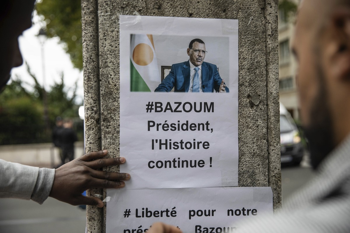 Des signes de soutien envers le président-élu devant l'ambassade du Niger à Paris.