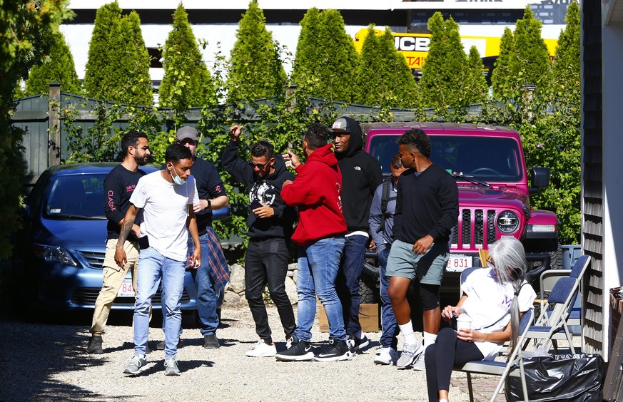 epa10186704 Members of a group of nearly 50 migrants from Venezuela who were flown to the island of Martha&#039;s Vineyard off Cape Cod, Massachusetts on 14 September at the parish house at St. Andrew ...