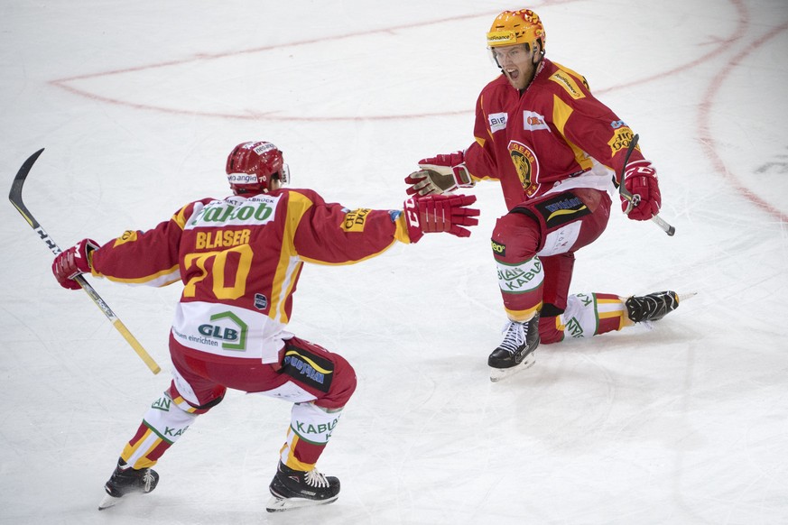 Tigers Yannick Blaser, und Torschuetze zum 2:1 Topscorer Eero Elo rechts, jubeln, waehrend dem Meisterschaftsspiel der National League, zwischen den SCL Tigers und dem HC Fribourg-Gotteron, am Freitag ...