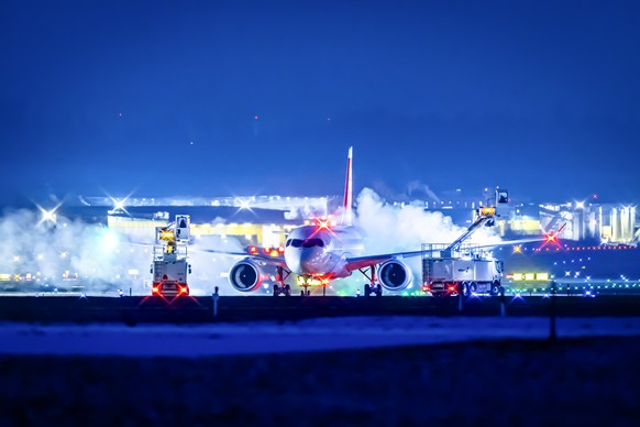 An aircraft of Swiss airlines is de-iced at the airport Zurich as temperatures across the country fell below zero degrees, on Wednesday, January 7, 2026 in Zurich Kloten. (KEYSTONE/Michael Buholzer)