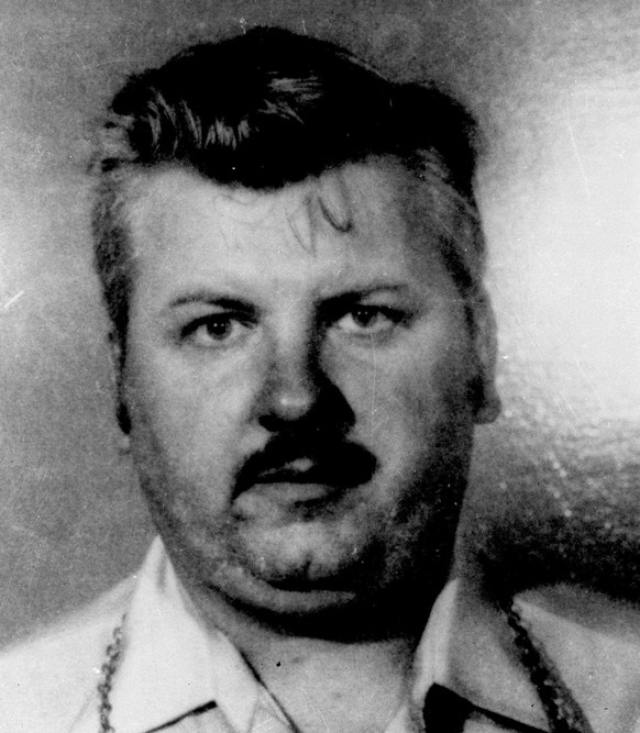 Ein vor etwa 45 Jahren von einem Serienmörder in den USA getöteter Mann ist jetzt dank eines Backenzahns und moderner DNA-Technologie identifiziert worden. John Wayne Gacy (hier auf einem Foto aus dem Jahr 1978) war 1980 wegen Vergewaltigung und Mordes an 33 Jungen und jungen Männern schuldig gesprochen worden. 1994 wurde mit einer Giftspritze hingerichtet. 