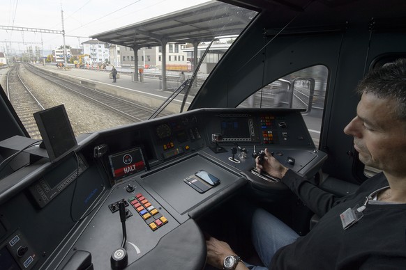 CORRECTS TYPO IN LOCATION: Ein Lokfuehrer verwendet die neue WarnApp (LEA) anlaesslich einer Demonstration der SBB der WarnApp LEA, die das Lokpersonal bei der Abfahrt im Bahnhof unterstuetzt, am Mitt ...