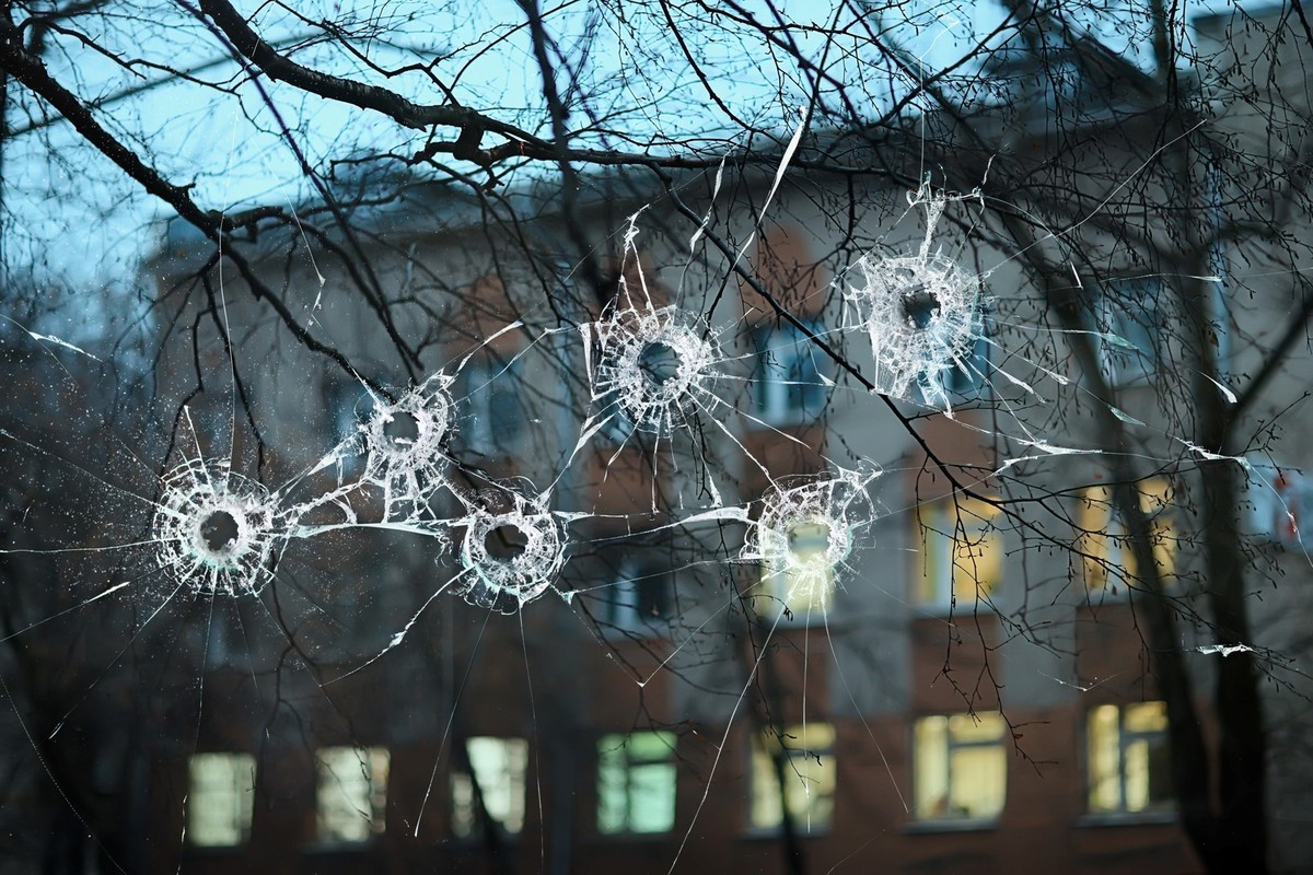 symbolbild schüsse fenster