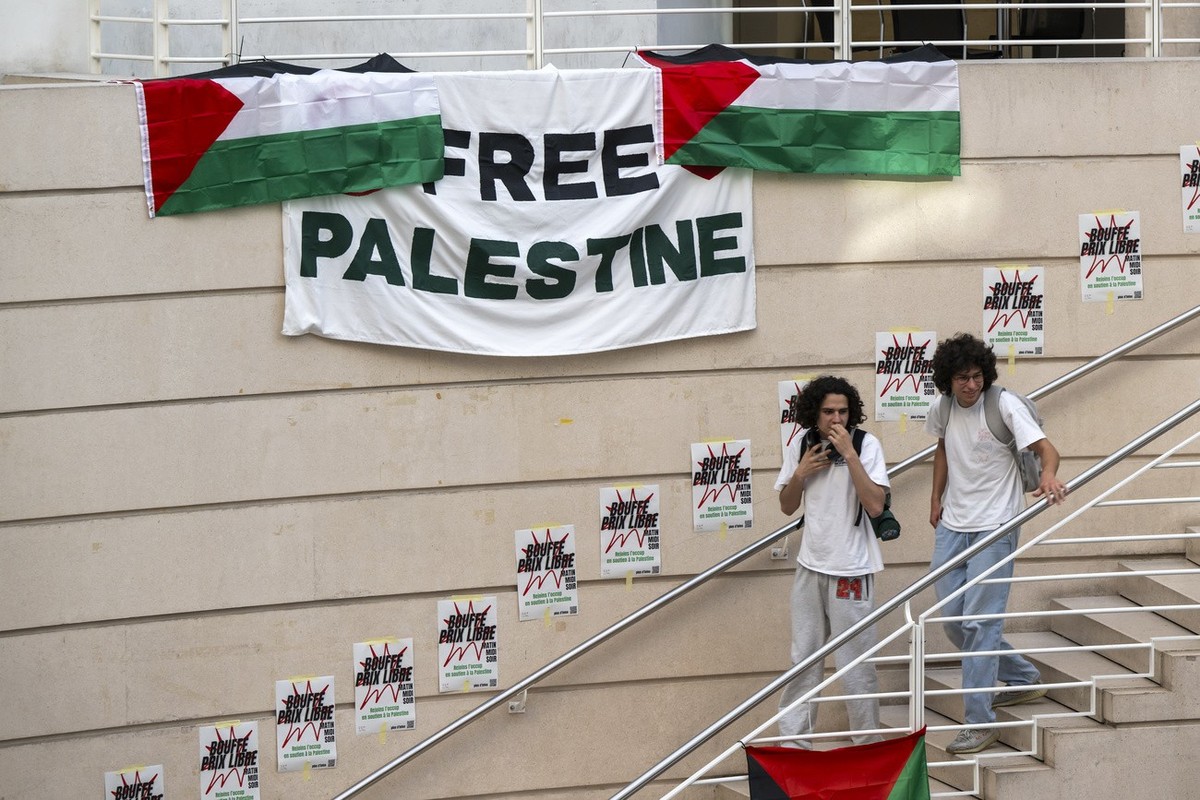 Des etudiants et militants pro-palestiniens occupent toujours le hall principale du batiment d'Uni-Mail de l'Universite de Geneve (UNIGE) et participent a une reunion et debat, ce samedi 11  ...