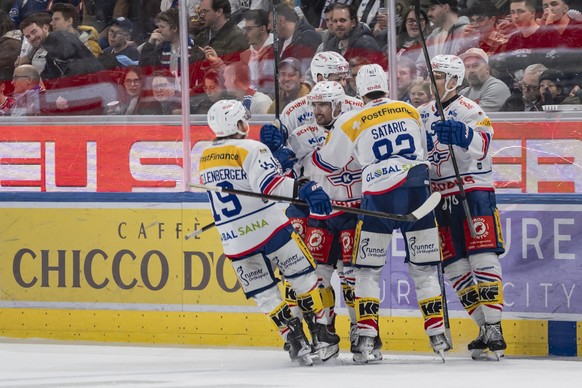 Steve Kellenberger (EHCK), Reto Schaeppi (EHCK), Harrison Luc Schreiber (EHCK) und Rajan Sataric (EHCK), von links, bejubeln den Treffer zum 1:1 im fuenften Playoff Viertelfinalspiel der Eishockey Nat ...