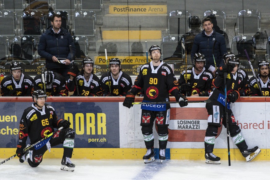 Lange Gesichter bei Berns Spieler und Staff im Eishockey Meisterschaftsspiel der National League zwischen dem SC Bern und dem HC Fribourg Gotteron, am Donnerstag, 28. Januar 2021, in der PostFinance A ...