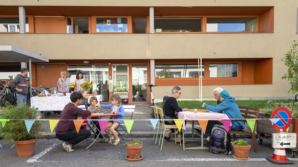 Auf einem Parkplatz gibt's Kuchen und Spiele am Blaesiring in Basel, am Freitag, 17. September 2021. Die Aktionen sind Teil des 16. internationalen PARK(ing) Day, an dem Parkplaetze zu Lebensraeumen u ...