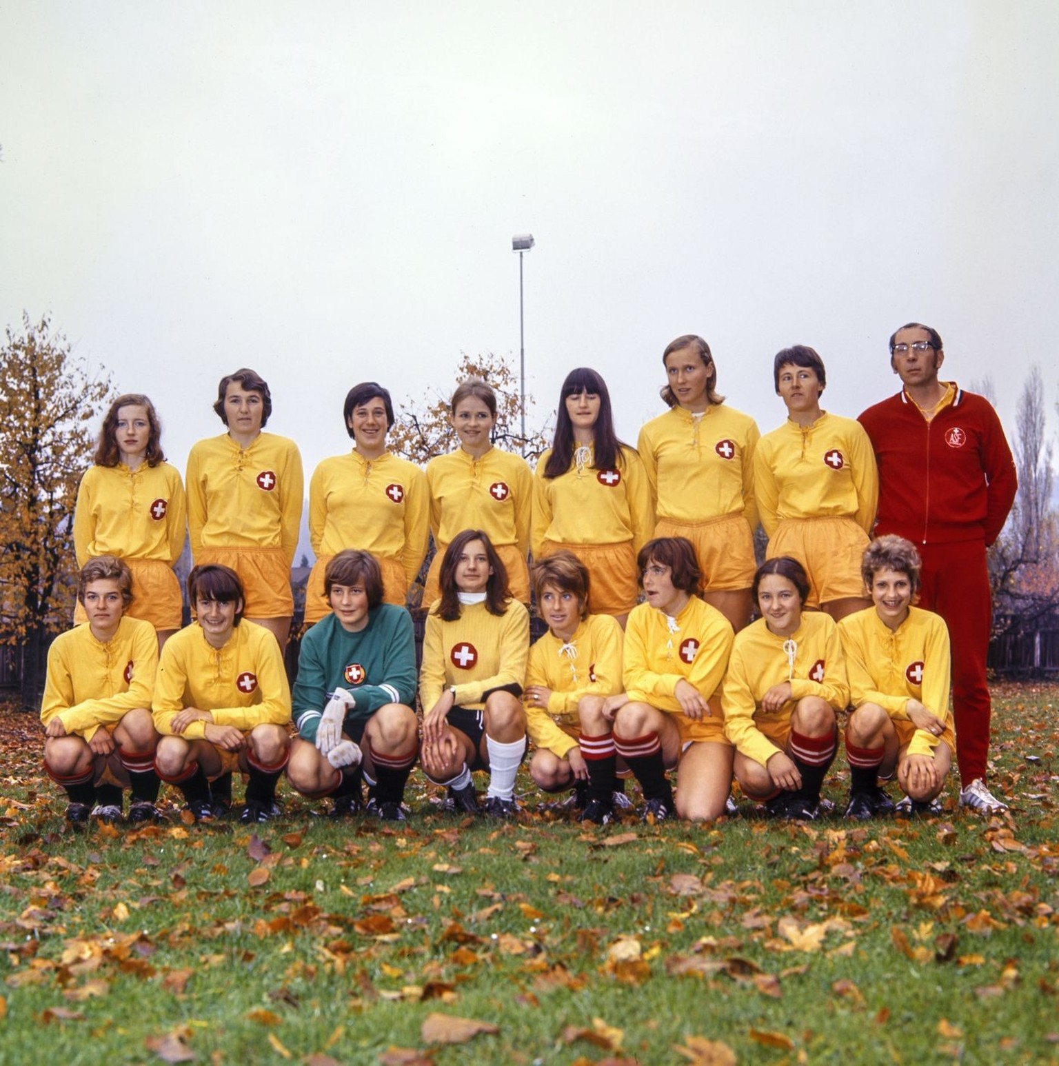Das Team der Schweizerinnen im Laenderspiel der Frauen Schweiz gegen Oesterreich vor dem Spiel, aufgenommen am 8. November 1970 in Schaffhausen. Die Schweizerinnen gewinnen das Spiel mit 9:0. (KEYSTON ...