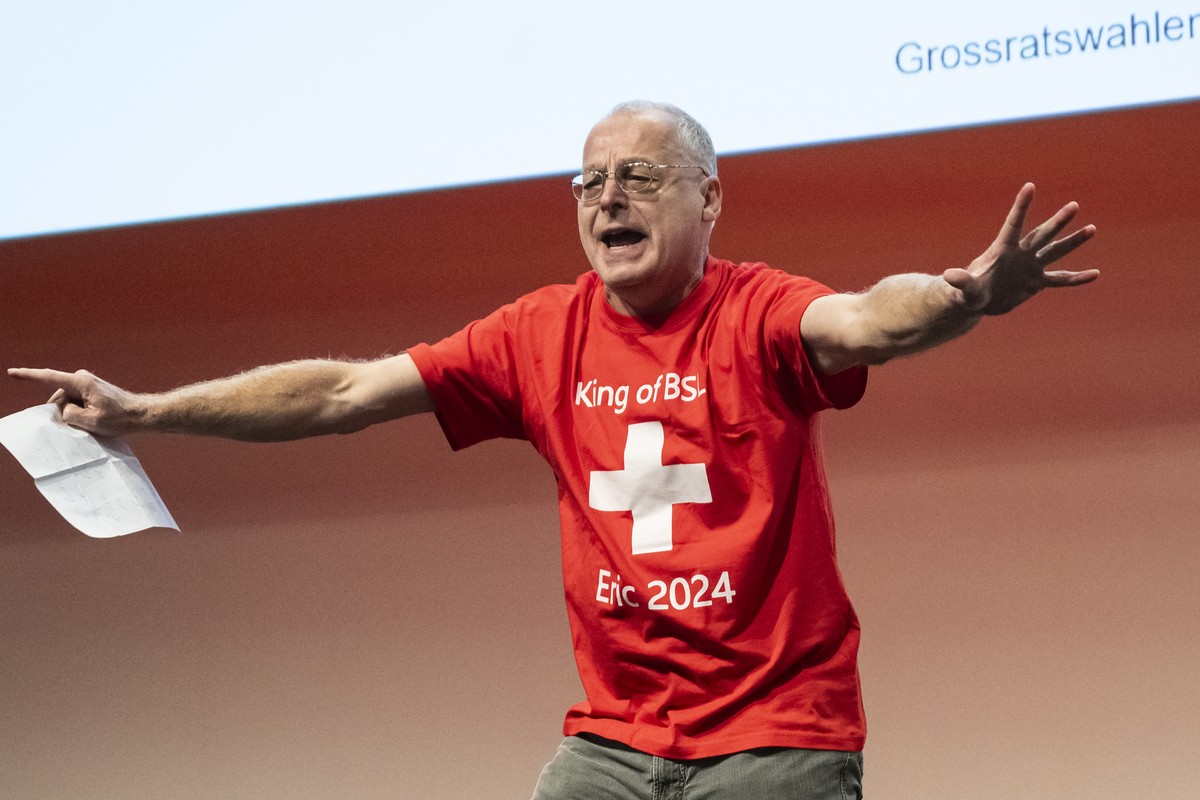 Grossrat Eric Weber, VA, springt ungeplant auf der Buehne umher, am Tag der Gesamterneuerungswahlen von Regierungsrat und Grossem Rat des Kantons Basel-Stadt, am Sonntag, 20. Oktober 2024 im Wahlforum ...