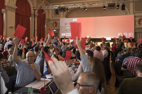 Eine Abstimmung anlaesslich der Delegiertenversammlung der SP Schweiz vom Samstag, 14. Oktober 2017 im Stadttheater Olten. (KEYSTONE/Urs Flueeler)