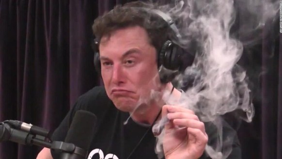 Meme-Material. Musk zieht bei Joe Rogan an einem Joint.