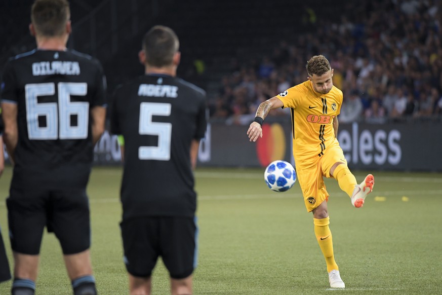 YB's Miralem Sulejmani, right, takes a free kick during the UEFA Champions League playoff match between Switzerland's BSC Young Boys and Croatia's GNK Dinamo Zagreb, in the Stade de Sui ...
