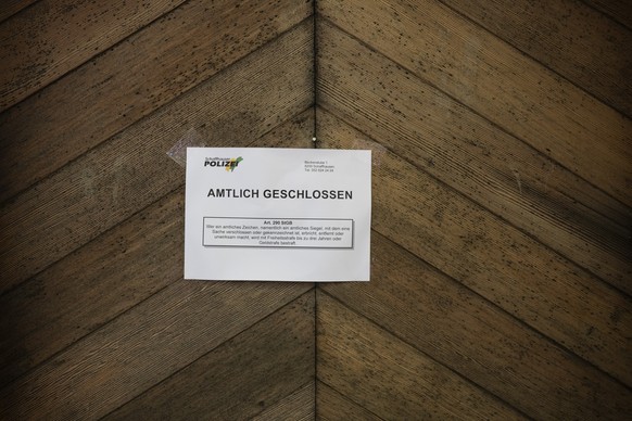 Die amtlich versiegelte Waldhuette, welche in Zusammenhang mit dem ersten Einsatz der Todeskapsel �Sarco� der Sterbehilfsorganisation �The Last Resort� in Verbindung steht, aufgenommen am Mittwoch, 25 ...