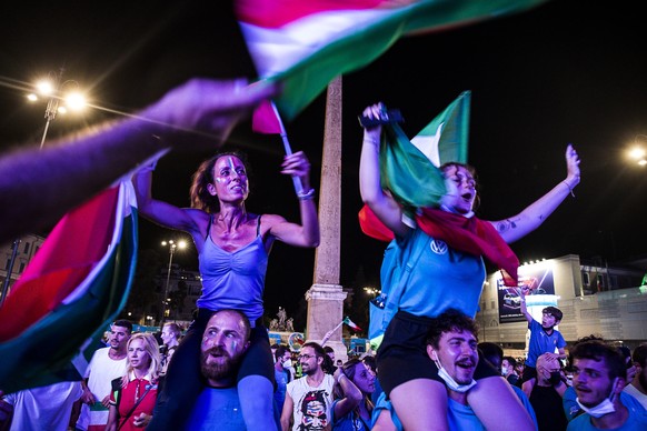 epaselect epa09327732 Italy fans cheer on their team as they watch the UEFA EURO 2020 semi final match between Italy and Spain at a public viewing in Piazza del Popolo, Rome, Italy, 06 July 2021. EPA/ ...